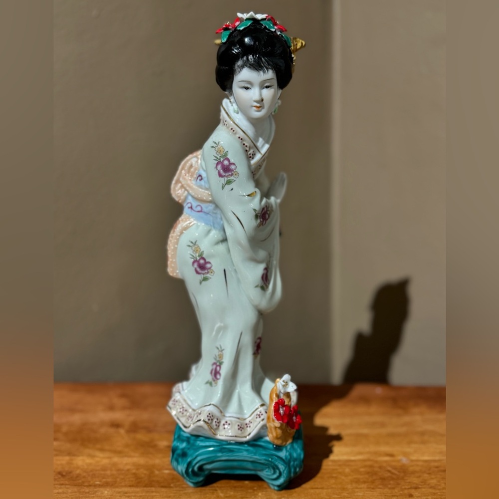 Japanese Geisha Girl Hand Painted Porcelain Figurine 🏯